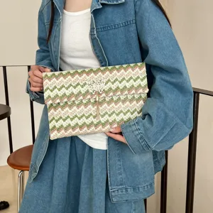 Bolso de mano tejido de cheurón elegante para mujer con detalle de borla de mariposa chic.