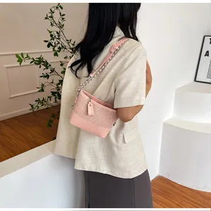 Roze geweven patchwork schoudertas met ketting stijlvolle bucket bag voor dames zomer.