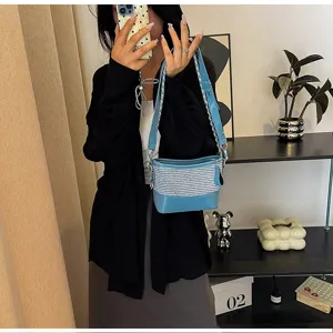 Blauwe stro gevlochten stijl schoudertas crossbody tas, trendy zomertas emmertas.