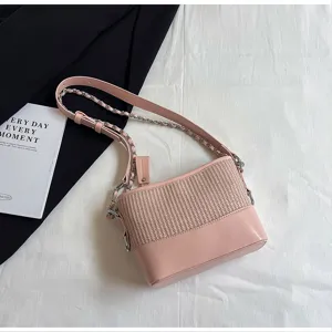 Roze schoudertas met stro-effect en ketting, stijlvolle emmertas voor dagelijks gebruik.