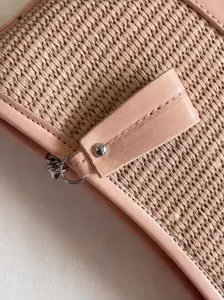 Roze geweven hobo schoudertas hoofdaanzicht met prachtig getextureerd stro en leer.