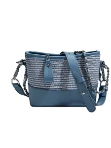 Blauwe geweven patchwork emmertas met metalen kettingriem, chique zomerschoudertas voor dames.