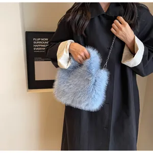 Borsa a tracolla soffice in pelliccia sintetica con catena, dettaglio borsa peluche.
