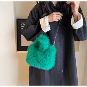Dettaglio borsa tracolla in peluche soffice verde brillante, eco-pelliccia morbida con catena.
