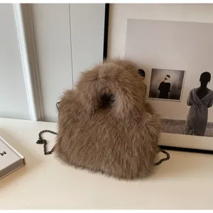 Dettaglio della borsa in peluche marrone con morbida pelliccia sintetica e catena scura.