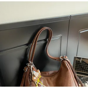 Sac à épaule rétro en cuir PU marron avec pendentif ours, cabas fourre-tout chic et décontracté.