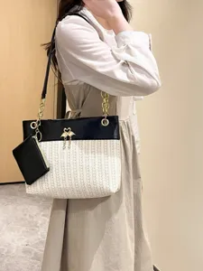 Sac cabas bandoulière en paille chic pour femme, élégant sac de plage de vacances.