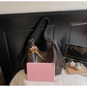 Vue détaillée du sac cabas rétro en cuir marron avec charm ours mignon et grande capacité.