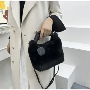 Élégant sac bandoulière en peluche noire avec poignée en cuir, doux et chaud pour l'hiver.