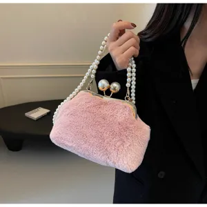 Vue détaillée du sac bandoulière en peluche rose avec poignée en perles et fermoir rétro.