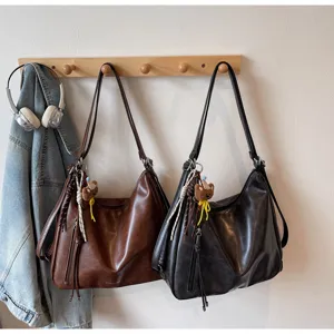 Sac epaule souple en cuir PU retro grand cabas hobo avec pendentif dours travail