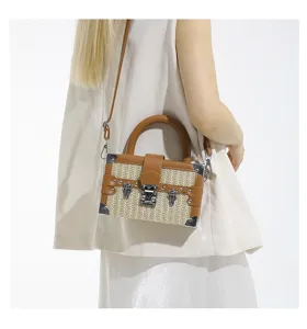 Sac boîte élégant en paille tressée avec bordure en cuir, sac bandoulière tendance.