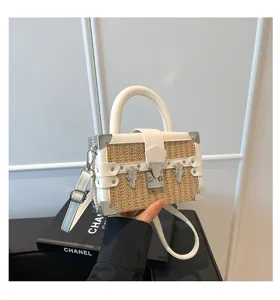 Sac à main coffre en paille chic avec bordure en cuir PU blanc et coins en métal.