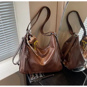 Sac à bandoulière rétro marron en cuir synthétique grande capacité avec pendentif.