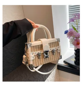 Sac bandoulière boîte tissé chic pour femmes, sac bandoulière valise en paille avec bordure cuir.