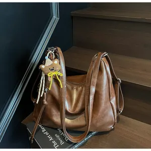 Sac bandoulière rétro en cuir PU marron grand cabas fourre-tout avec pendentif ours.