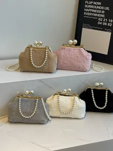Sac à main pelucheux d'hiver pour femme sac bandoulière coquillage avec poignée en perles.