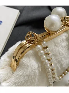 Sac à main peluche femme, élégant sac bandoulière fausse fourrure blanche avec chaîne perle chic.