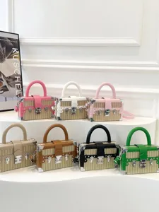 Sacs à main boite en paille tressée chic avec poignées et détails métalliques, multicolores.