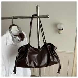 Bruine slouchy schoudertas voor dames, grote casual PU lederen handtas met trekkoorden voor werk.