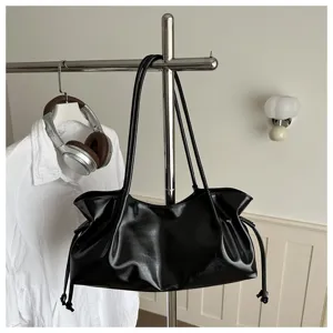 Zwarte schoudertas casual commuter grote capaciteit gerimpeld design stijlvolle handtas dames