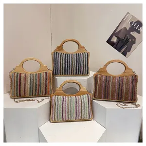 Bolso de mano tejido colorido con asa de madera y cadena moda de verano bandolera