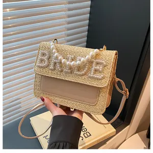 Borsa a tracolla in paglia intrecciata con perle BRIDE lettere e manico di perle per matrimonio.
