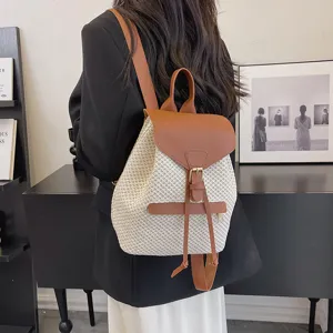 Sac à dos femme en paille tissée avec rabat en cuir PU, design color-block pour la plage.