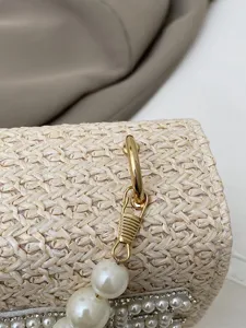 Borsa a tracolla chic in paglia intrecciata con catena di perle e decoro con lettere in strass.