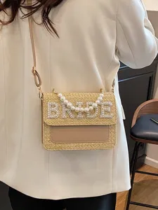 Borsa a tracolla in paglia intrecciata con manico di perle e lettere sposa nozze.
