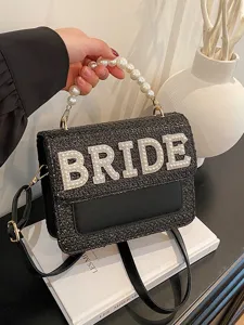 Borsa a tracolla in paglia intrecciata con manico di perle e lettere BRIDE sposa