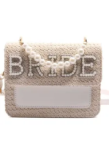 Borsa a tracolla in paglia intrecciata con perle BRIDE lettere ed elegante patta bianca.