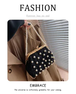 Sac à main de soirée plissé noir avec perles, fermeture à baiser et bandoulière chaîne.