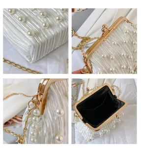 Sac de soirée plissé blanc avec perles fermoir métallique chaîne rétro bandoulière femme.