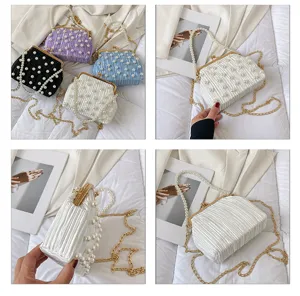 Sac bandoulière plissé en perles avec chaîne dorée vue de détail pour robe de soirée.