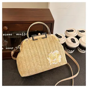 Sac de soirée en paille tressée vintage sac bandoulière fermeture métal broderie de fleurs.