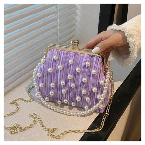 Sac de soirée plissé violet avec fermoir bijou, décor de perles et chaîne dorée.