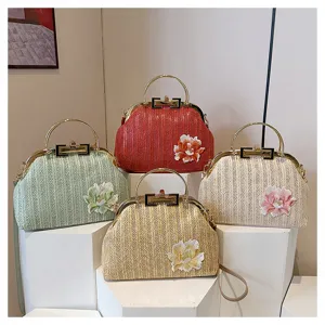 Sac à main vintage en paille tressée avec cadre en métal fermoir bijou et broderie florale.