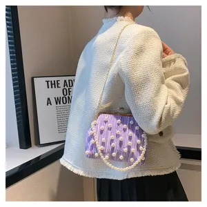 Élégant sac bandoulière plissé violet avec bandoulière chaîne en perles pour femmes.