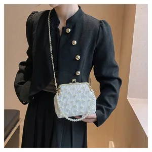 Détail de sac bandoulière à chaîne et perles plissées blanches, pochette de soirée.