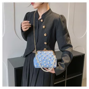 Vue détaillée de l'élégant sac bandoulière plissé bleu clair avec des perles délicates.