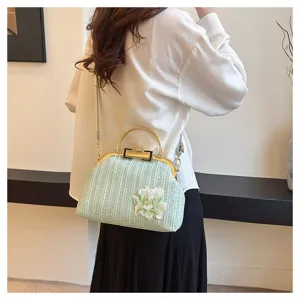 Sac à bandoulière en paille vintage avec broderie florale, cadre métallique rétro pour femmes.