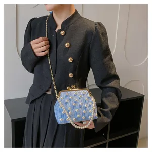 Sac bandoulière plissé bleu clair avec perles élégantes et chaîne dorée pour femme.