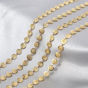 Detalle de cerca de cadena grabada con discos dorados para la fabricación de joyas DIY, collar.
