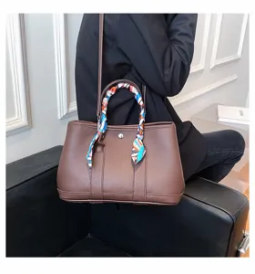Sac cabas marron en cuir pour femme grand format sac bandoulière avec foulard en soie.