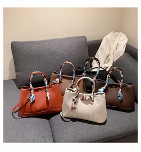 Grand sac cabas fourre-tout pour femme avec foulard en soie élégant sac à main mode.