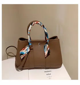 Grand sac cabas en cuir marron avec foulard en soie, élégant sac à main pour femme.