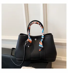 Sac cabas noir classique en cuir synthétique avec poignée foulard élégante pour le travail.
