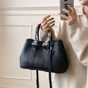 Sac Cabas Femme en Cuir PU Noir Grande Capacité avec Foulard en Soie Élégant Sac à Main