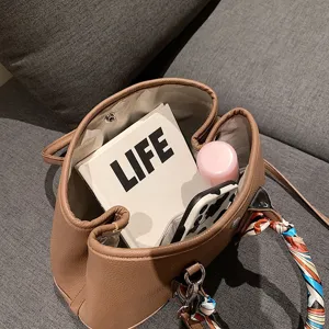 Sac cabas marron élégant en cuir pour femme avec foulard en soie, grand sac à épaule.
